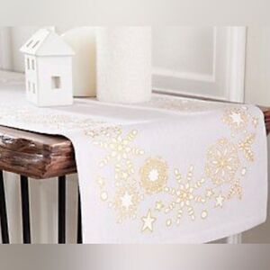 martha stewart holiday reversible snowflake table runner